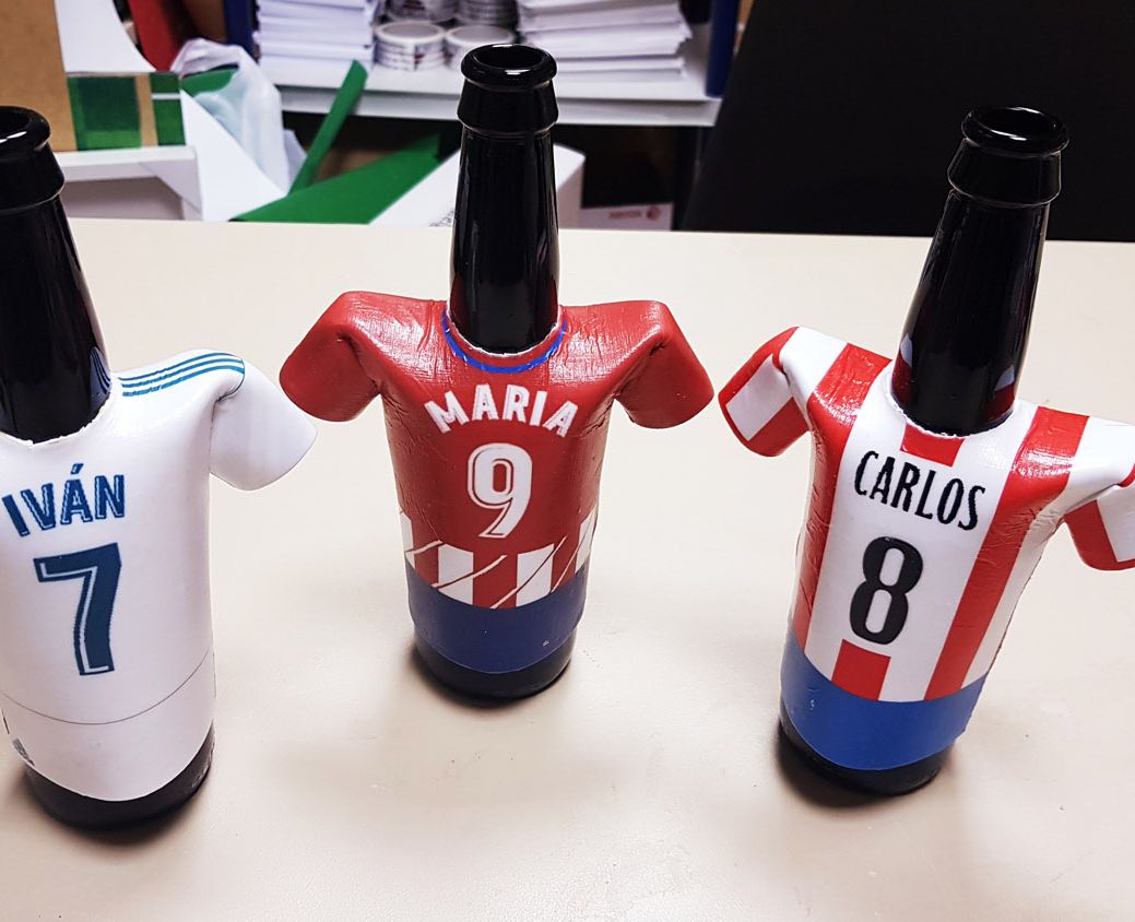 Botellas con camisetas de fútbol de papel kraft