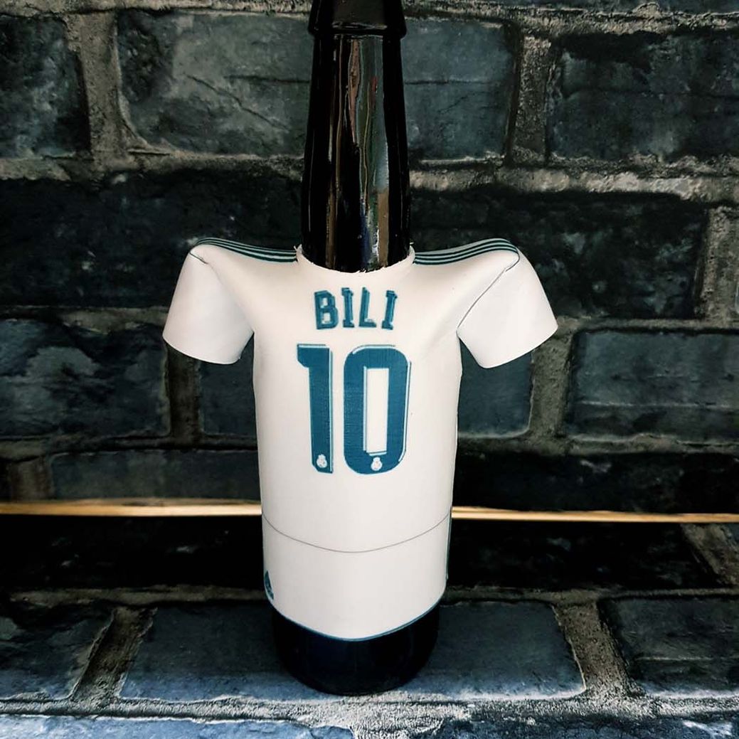 Botella con camiseta de fútbol de papel kraft